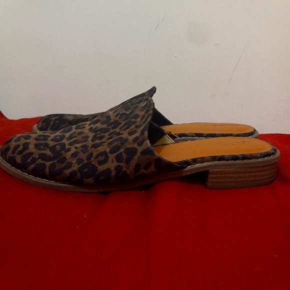 Universal Thread Slip Ons Size 7 - Picture 2 of 3